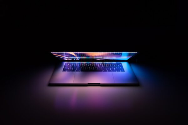 Laptop z podświetlaną klawiaturą